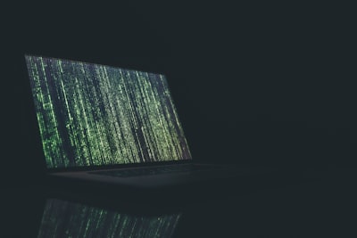 别用提示词粉饰你的无能:智能涌现时代,单兵造物主的降维生存指南