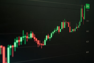 当硅基生命开始敲门:如何看懂科技股的“新账本”与我们的“防弹衣”